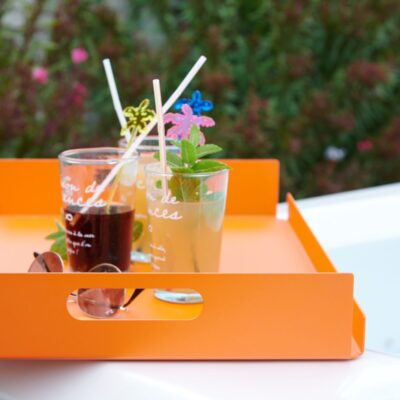 Plateau design en métal orange - Atelier Grand Duc