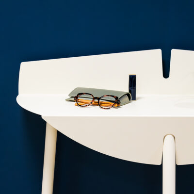 Détail console blanche acier